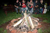 16 Am Lagerfeuer